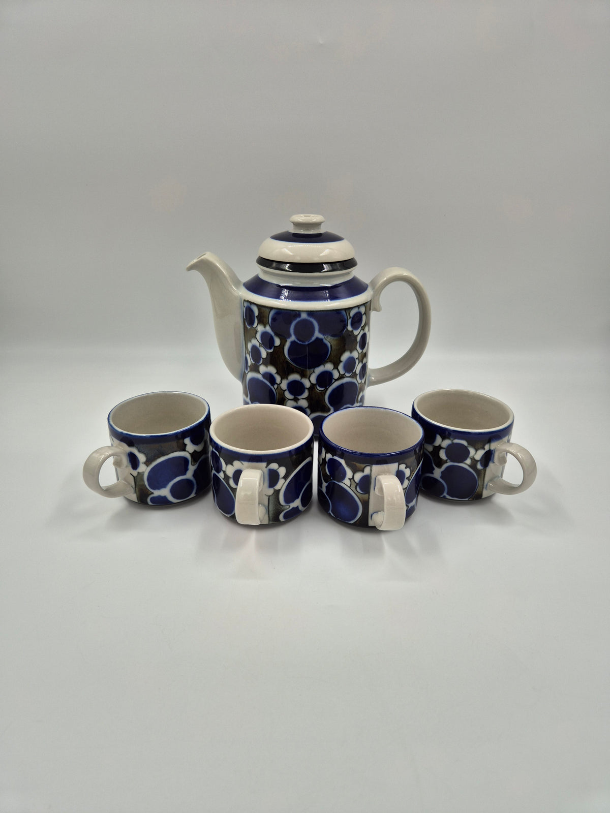 Arabia Saara Coffee Set – Anja Jaatinen-Winquist, 4 Cups & Coffee Pot, 1971–1976