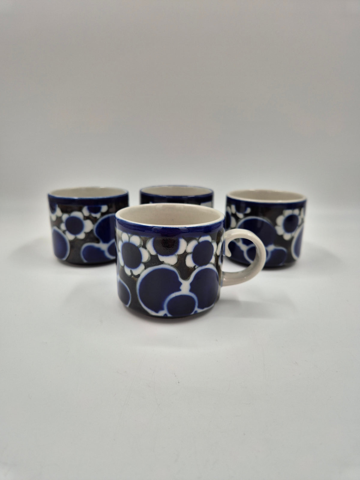 Arabia Saara Coffee Set – Anja Jaatinen-Winquist, 4 Cups & Coffee Pot, 1971–1976