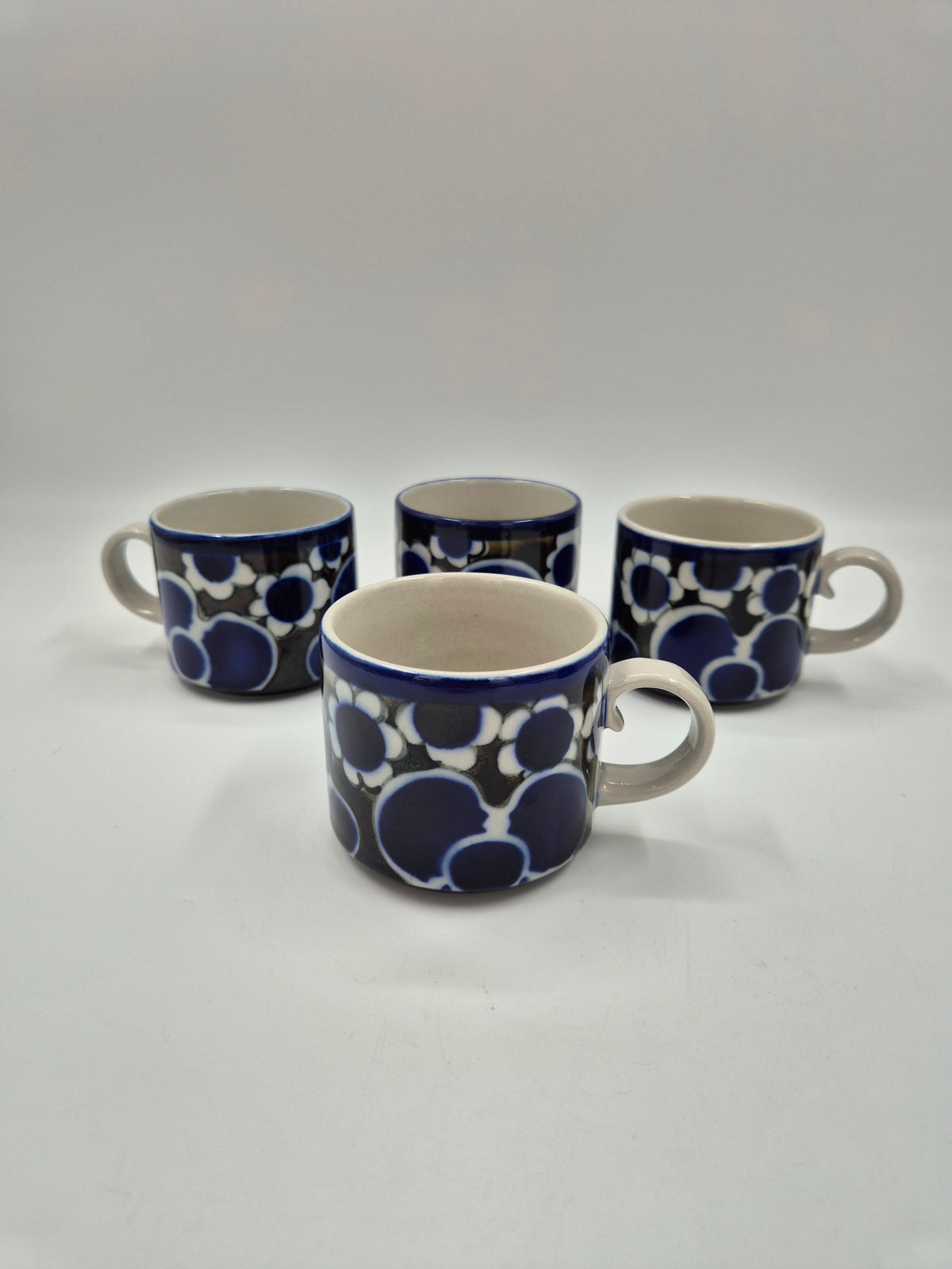 Arabia Saara Coffee Set – Anja Jaatinen-Winquist, 4 Cups & Coffee Pot, 1971–1976