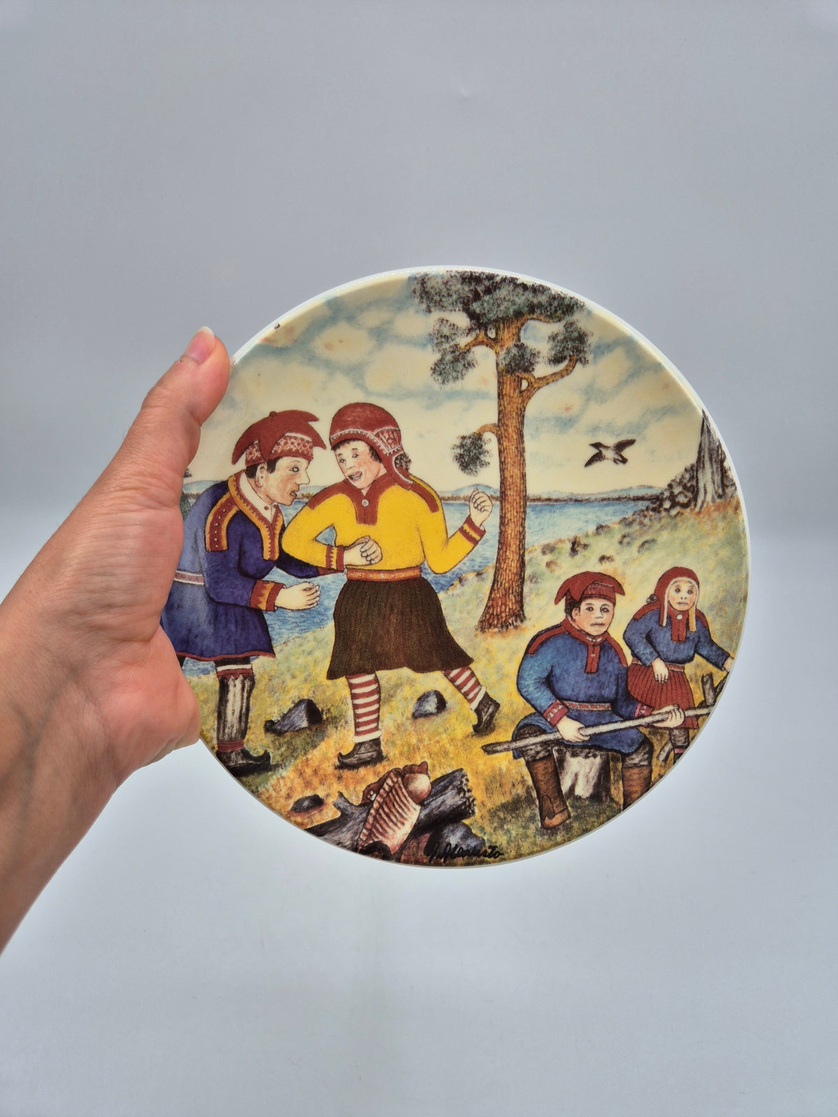 Arabia, Andreas Alariesto, Juhlat Luonnossa Wall Plate, Finnish Lapland, Naïve Art, 19.5 cm