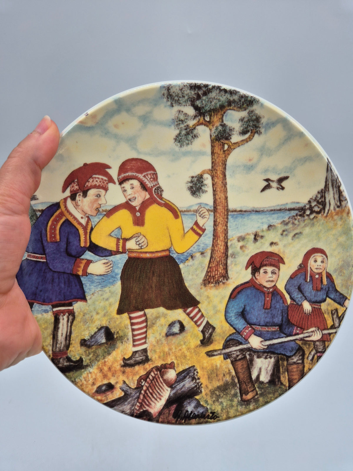 Arabia, Andreas Alariesto, Juhlat Luonnossa Wall Plate, Finnish Lapland, Naïve Art, 19.5 cm