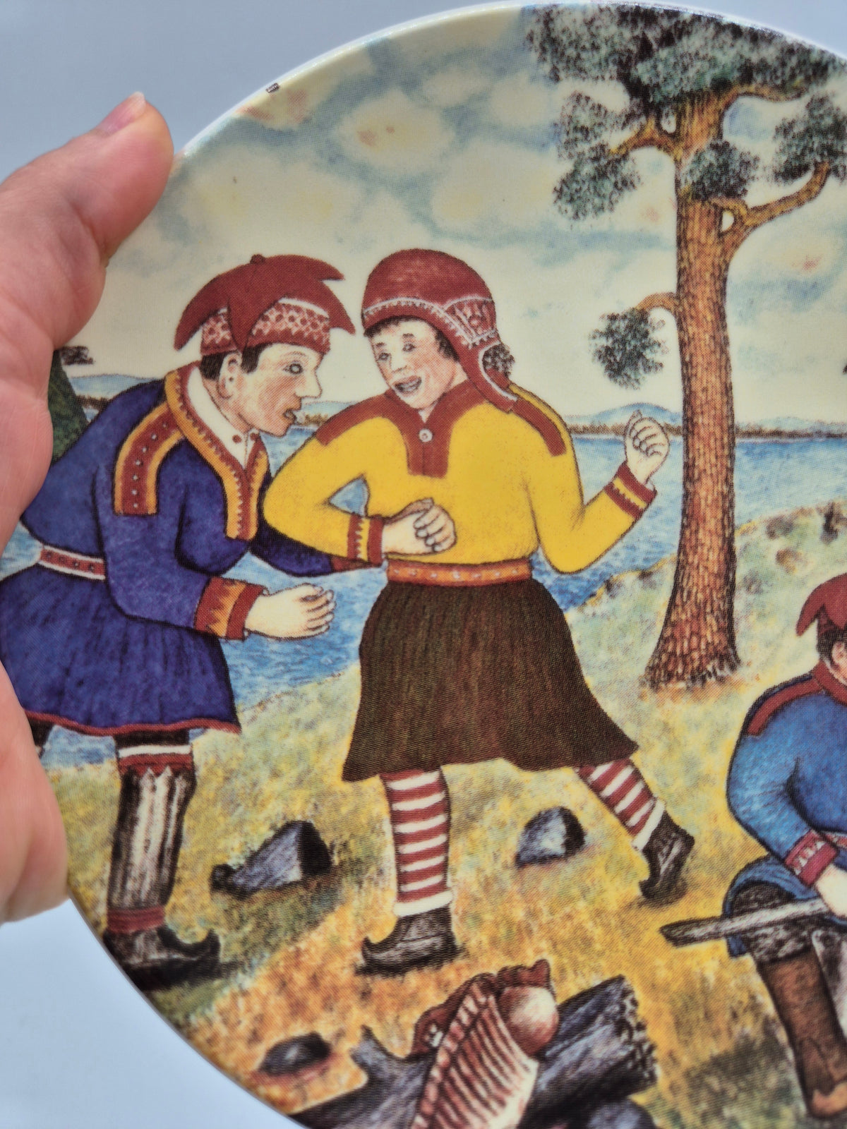 Arabia, Andreas Alariesto, Juhlat Luonnossa Wall Plate, Finnish Lapland, Naïve Art, 19.5 cm