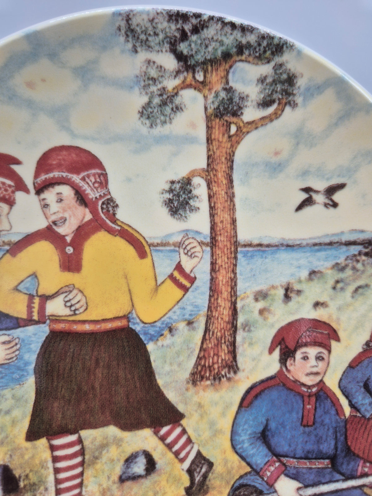 Arabia, Andreas Alariesto, Juhlat Luonnossa Wall Plate, Finnish Lapland, Naïve Art, 19.5 cm