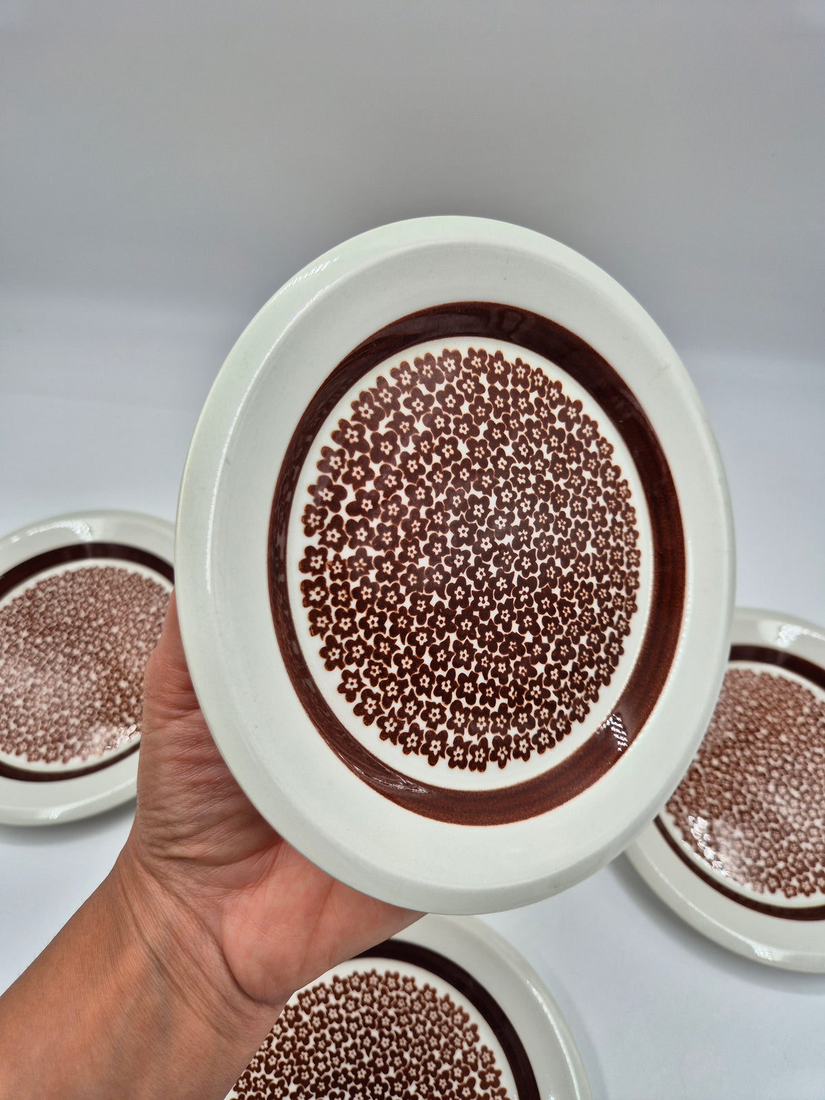 Arabia Faenza Brown Flower 16-piece, trio set, Inkeri Seppälä, Mocca, Espresso, Coffee Cups, 1973–1979