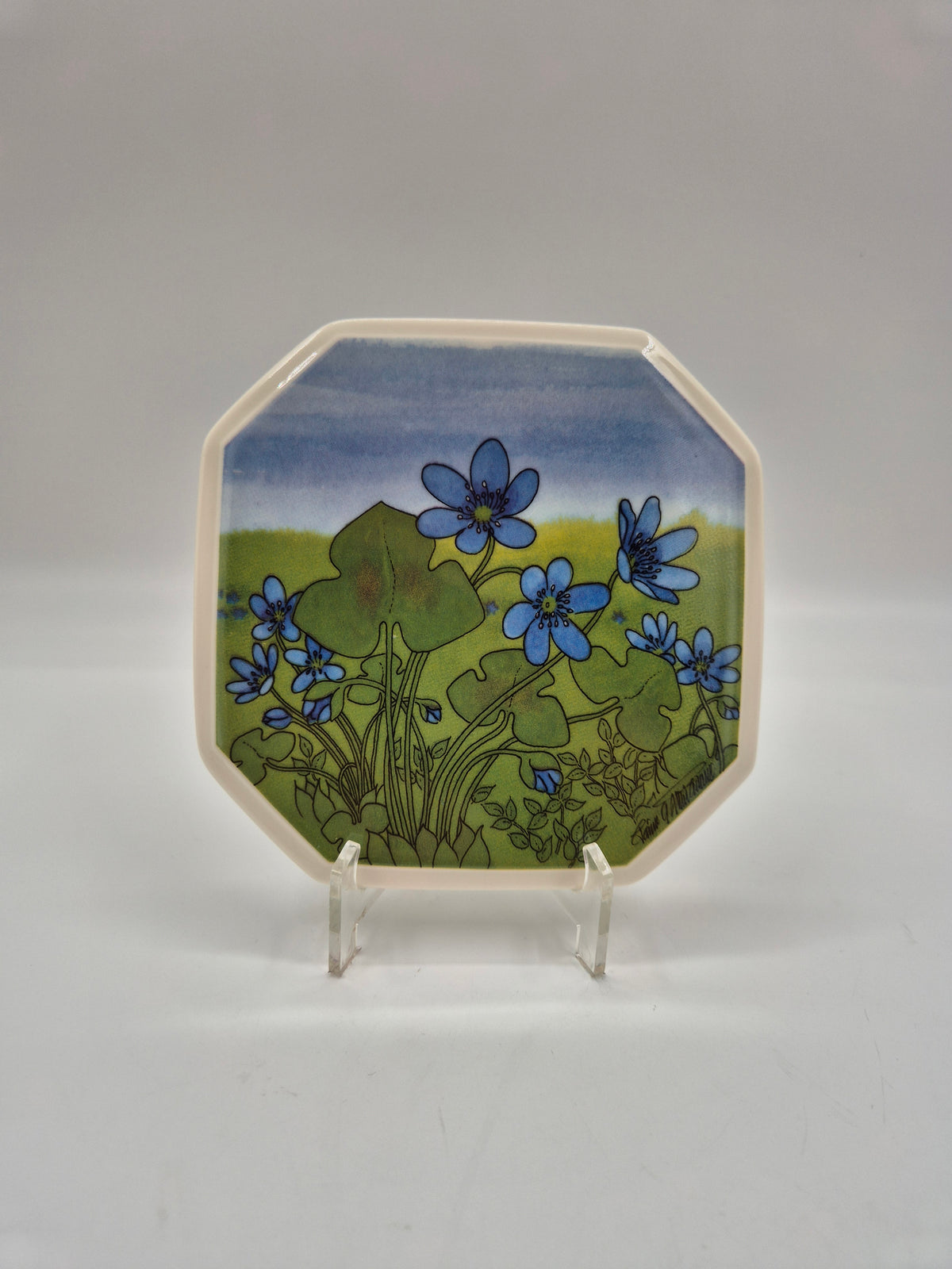 Arabia Sinivuokko Wall Plate by Toivo G. Utriainen, 15 cm