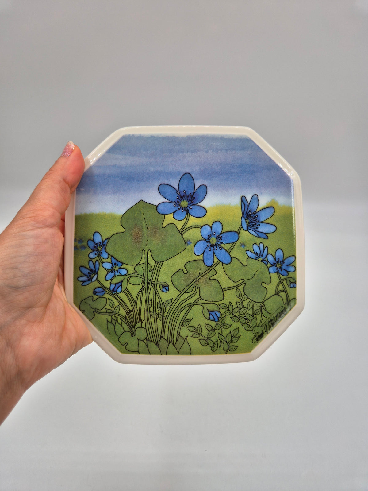 Arabia Sinivuokko Wall Plate by Toivo G. Utriainen, 15 cm