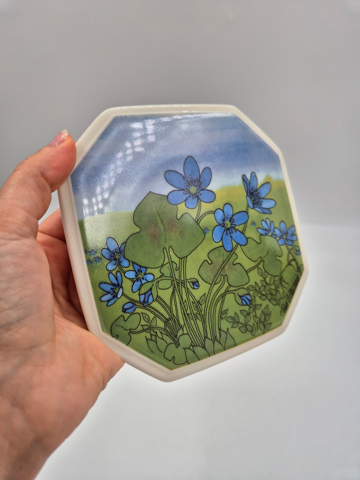 Arabia Sinivuokko Wall Plate by Toivo G. Utriainen, 15 cm