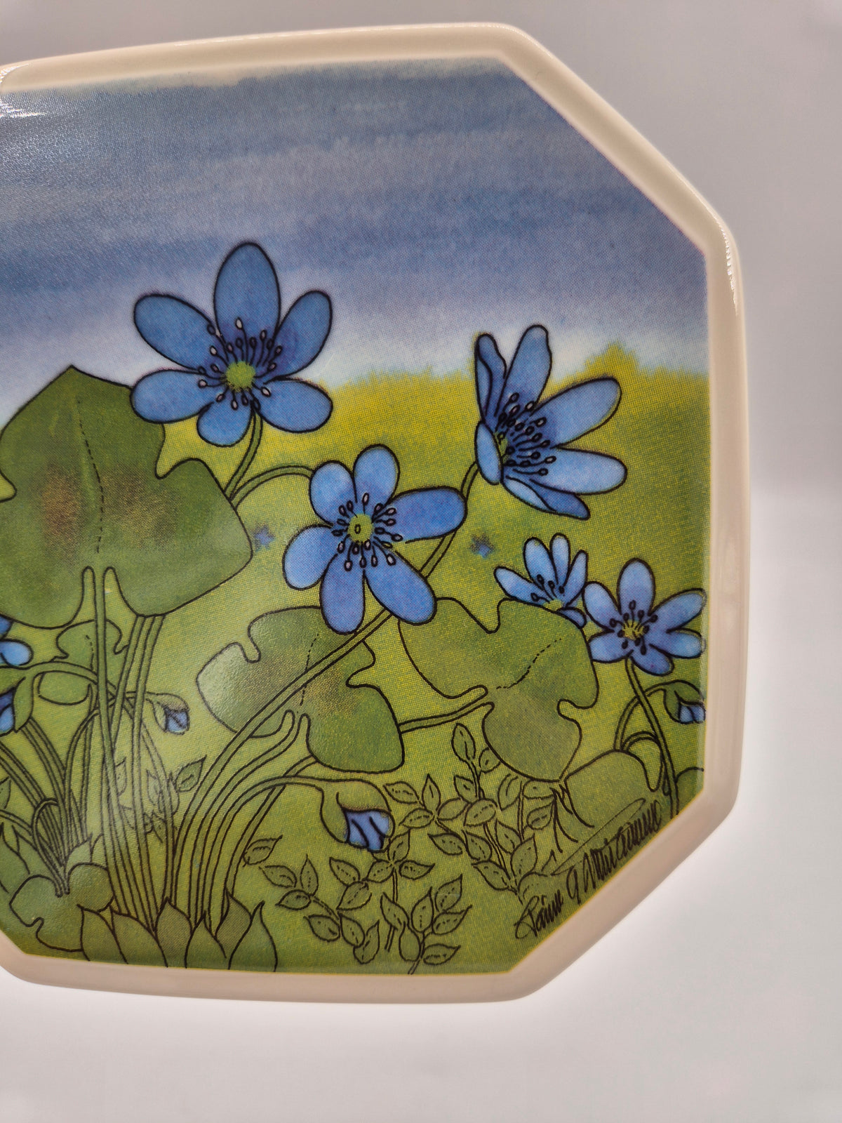 Arabia Sinivuokko Wall Plate by Toivo G. Utriainen, 15 cm