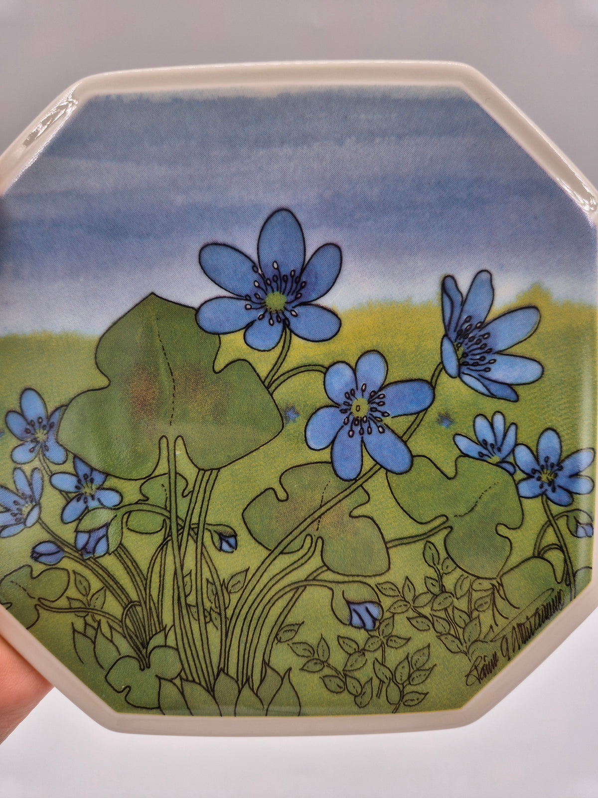 Arabia Sinivuokko Wall Plate by Toivo G. Utriainen, 15 cm