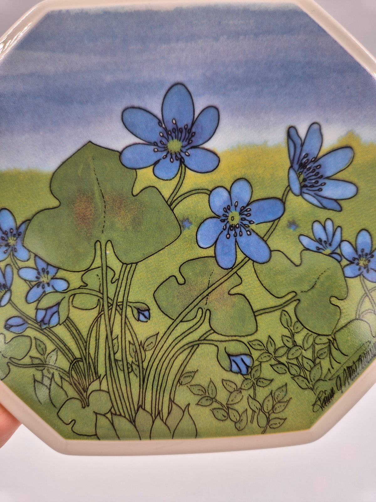Arabia Sinivuokko Wall Plate by Toivo G. Utriainen, 15 cm