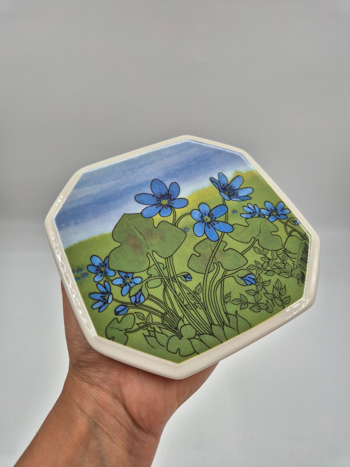 Arabia Sinivuokko Wall Plate by Toivo G. Utriainen, 15 cm