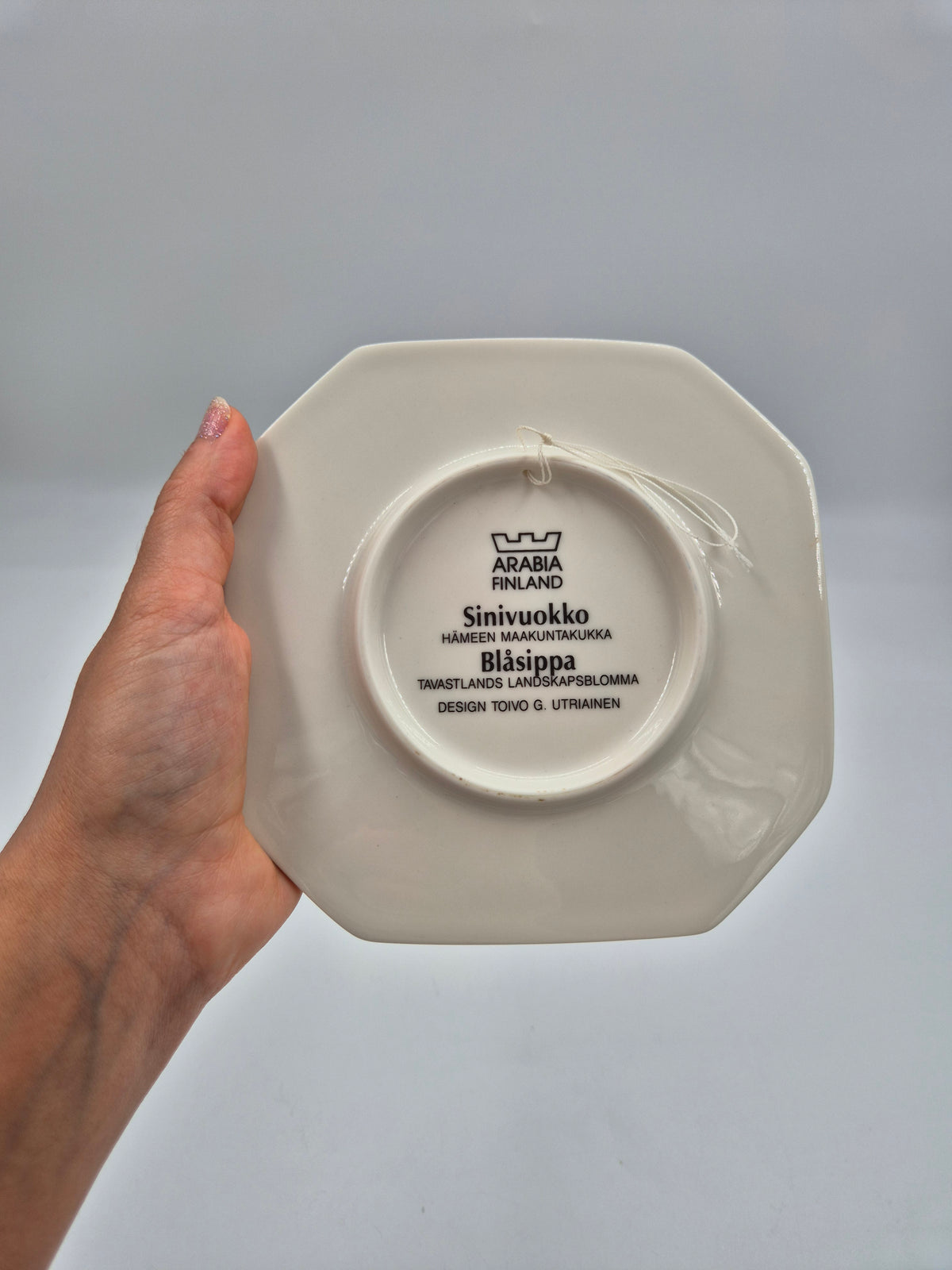 Arabia Sinivuokko Wall Plate by Toivo G. Utriainen, 15 cm
