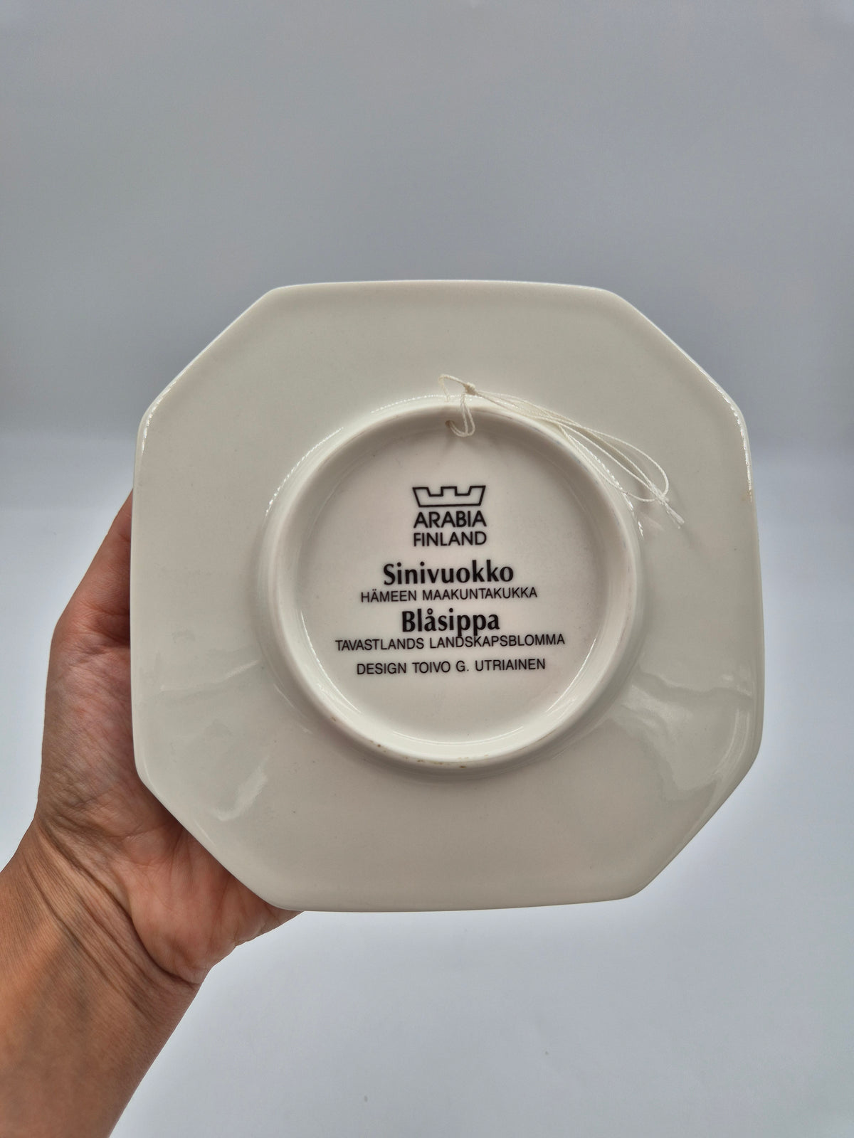 Arabia Sinivuokko Wall Plate by Toivo G. Utriainen, 15 cm