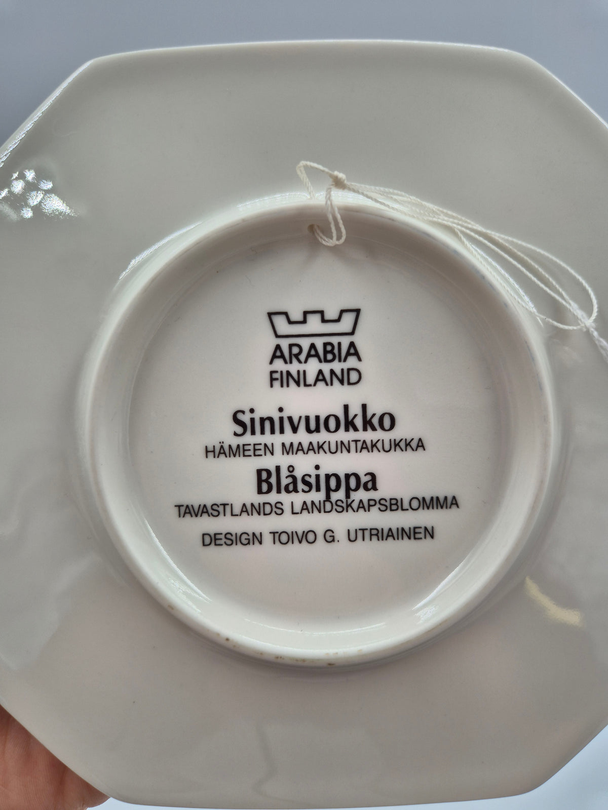 Arabia Sinivuokko Wall Plate by Toivo G. Utriainen, 15 cm