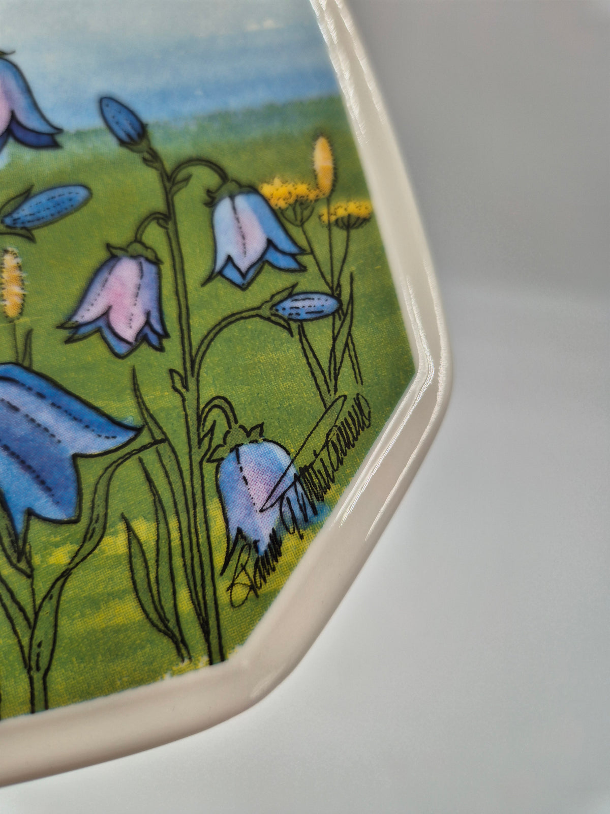Vintage Arabia Kissankello Wall Plate 15cm, Toivo G. Utriainen, Finnish Regional Flower, 1993