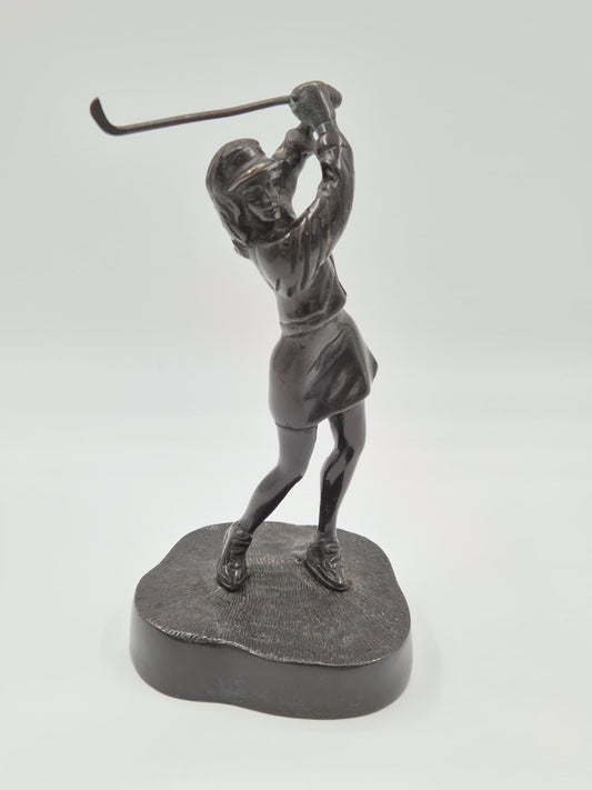 Vintage bronzen beeldje van een vrouwelijke golfer – een sportsculptuur uit het midden van de vorige eeuw